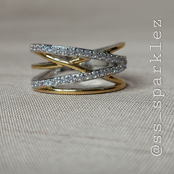Luxury 18k Gold Eternity Ring - Picture 5 of 7